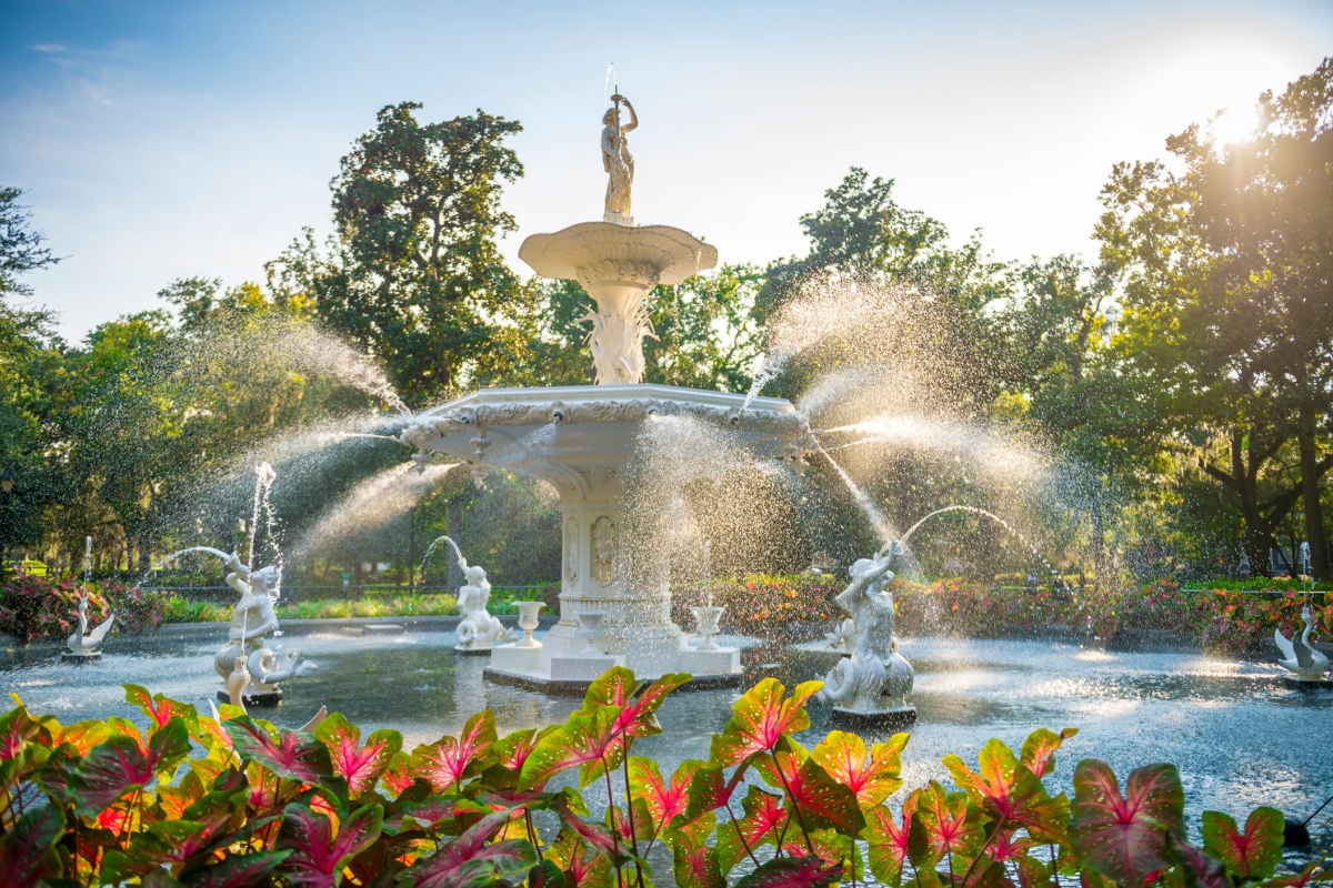 beautiful fountain in forsyth park in savannah georgia